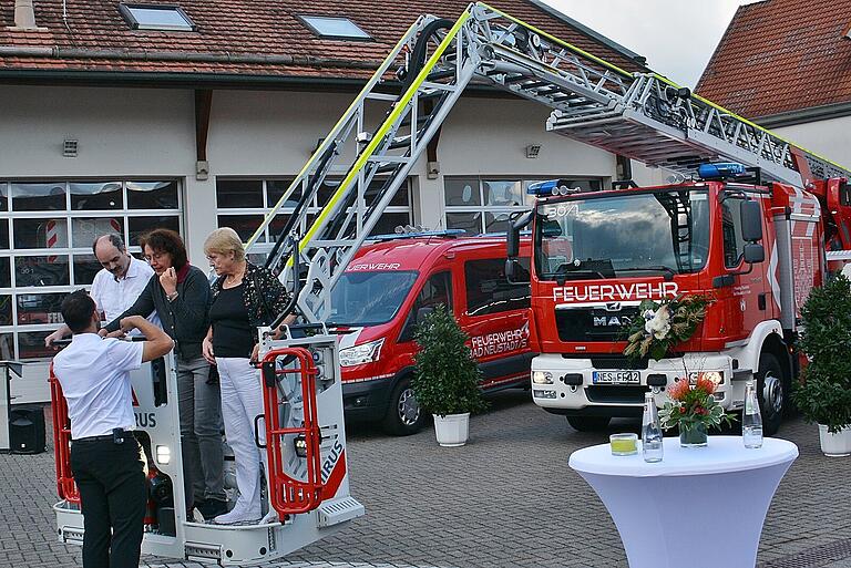 Mit einem Festakt im kleinen Festakt wurden am Samstag vier neue Feuerwehrfahrzeuge im Hof der Feuerwehr Bad Neustadt in Betrieb genommen, darunter die neue Drehleiter mit der abknick baren Einstiegsmöglichkeit.