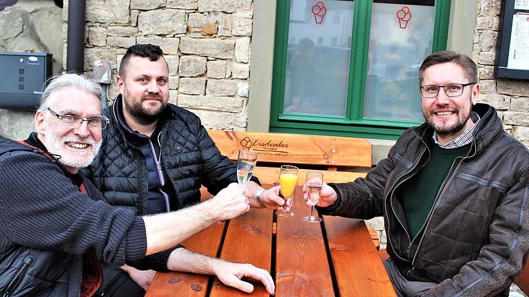 Zur Eröffnung ihres neuen Bistros mit Eisdiele am Marienplatz in Wiesentheid stießen die Betreiber Ralf Toll und Mirco Dornberger mit Wiesentheids Bürgermeister Klaus Köhler (rechts) an. Zur Eröffnung ihres neuen Bistros mit Eisdiele am Marienplatz in Wiesentheid stießen die Betreiber Ralf Toll und Mirco Dornberger mit Wiesentheids Bürgermeister Klaus Köhler (rechts) an.