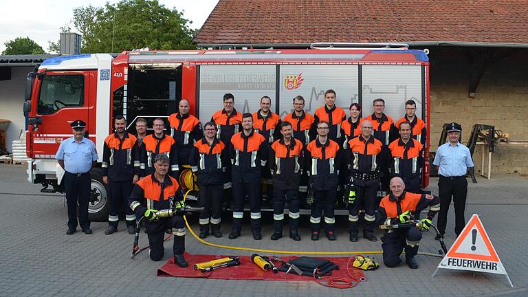 Das Foto zeigt die erfolgreichen Teilnehmer (hinten von links): Daniel Lippert, Michael Höfling, Christian Winkler, Daniel Schäfer, Lukas Reuter, Sabrina Schraud, Jürgen Schraud, Thomas Karle; (Mitte von links): Stefan Strohmenger, Christian Kuss, Manuel Deißenberger, Lars Schmelz, Stefan Krebs, Marcel Hildenbrand, Martin Jopp, Marius Rauch, Christoph Amthor, Fabian Bentele, Michael Schneider; (vorne von links): Bernd Wolf, Hermann Raab.