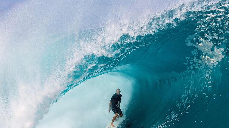 Wellenreiten.jpeg       -  Die Olympia-Medaillen im Surfen werden 2024 in Teahupo'o vergeben. Wir haben alle Infos rund um Übertragung und Zeitplan.