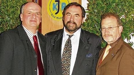 Unser Foto zeigt (von links) Jugendpfleger Martin Pfeuffer, Festredner Günter Bender und den Vorsitzenden des Kreisjugendrings, Edwin Metzler.