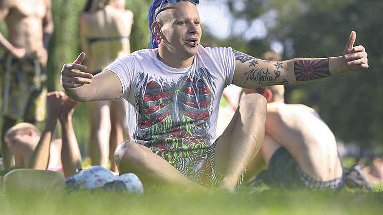 Bunter Vogel mit Japan-Faible: Makoto präsentiert stolz seine Tattoos.