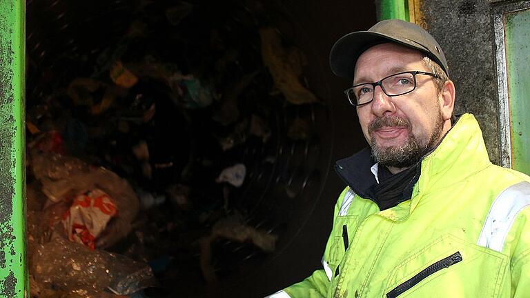 Es kommt nicht auf die Wattestäbchen im Plastikmüll an, sagt Stefan Böhme - hier in seiner Sortieranlage in Rehau bei Hof.