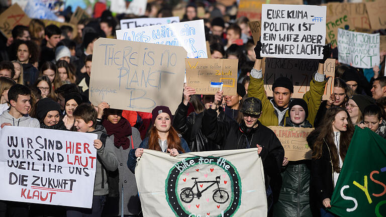 Daniel Peter       -  Um die 1100 Schülerinnen und Schüler demonstrieren am Freitag (18.01.19) in der Würzburger Innenstadt gegen den Klimawandel und dessen Folgen.  Unter dem Motto &quot;Fridays for Future&quot; treten die jungen Leute in einen Bildungsstreik und fordern, dass Politikerinnen und Politiker sich aktiver am Klimaschutz beteiligen. Begonnen hat die weltweite Bewegung des &quot;Climate Strike&quot; mit der 15-jährigen Greta Thunberg. Die Schwedin geht seit August 2018 mindestens einmal die Woche nicht in die Schule, sondern setzt sich mit ihren Schulbüchern vor das Parlament, um die Regierung aufzufordern, sich konsequenter für den Klimaschutz einzusetzen.