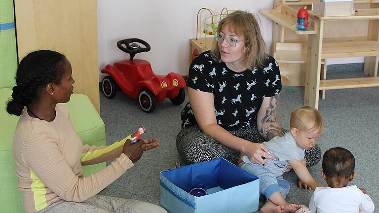 Fithnweta Mulaeta (links) und Katharina Körlin mit ihren Kindern im begleiteten Elterntreff.