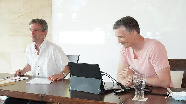Mit einem Vortrag beim Lions Club informierte der stellvertretende Chef-Redakteur Ivo Knahn (rechts) über die Medien-Arbeit der Main-Post. Die schwierige Berichterstattung zum Würzburger Attentat war dabei ein besonderer Schwerpunkt. Lions-Club-Präsident Bernd Knahn hatte eingeladen. Mit einem Vortrag beim Lions Club informierte der stellvertretende Chef-Redakteur Ivo Knahn (rechts) über die Medien-Arbeit der Main-Post. Die schwierige Berichterstattung zum Würzburger Attentat war dabei ein besonderer Schwerpunkt. Lions-Club-Präsident Bernd Knahn hatte eingeladen.