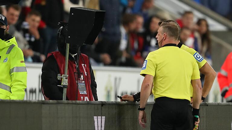 'Maßgeblich für jede Entscheidung ist immer noch die Instanz Schiedsrichter auf dem Spielfeld', sagt Thomas Stein. Das Foto zeigt Assistent Marco Achmüller und&nbsp;Schiedsrichter Felix Zwayer (verdeckt) beim Bundesligaspiel von Arminia Bielefeld gegen Bayer Leverkussen beim Checken.