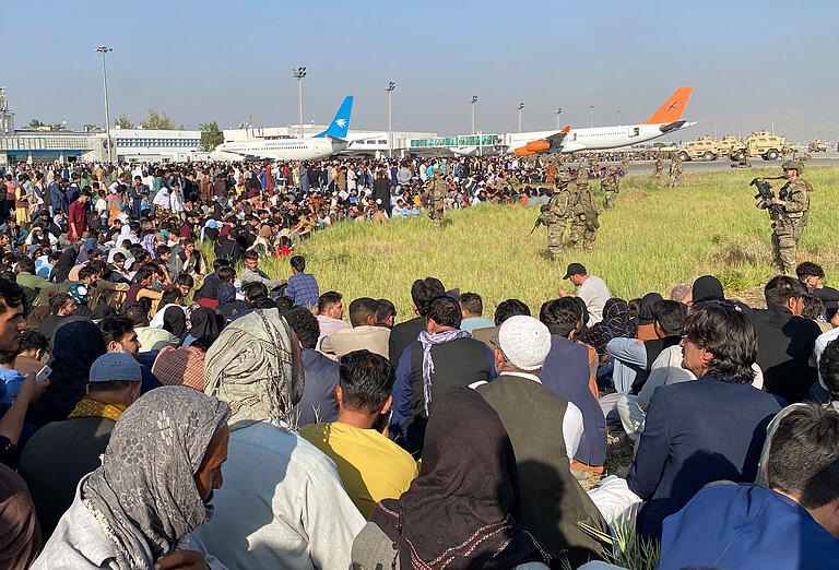 Mitte August vergangenen Jahres kam es auf dem Flughafen Kabul zu dramatischen Szenen, als Afghanen, die vor den Taliban fliehen wollten, aufs Flugfeld gerannt waren.&nbsp;