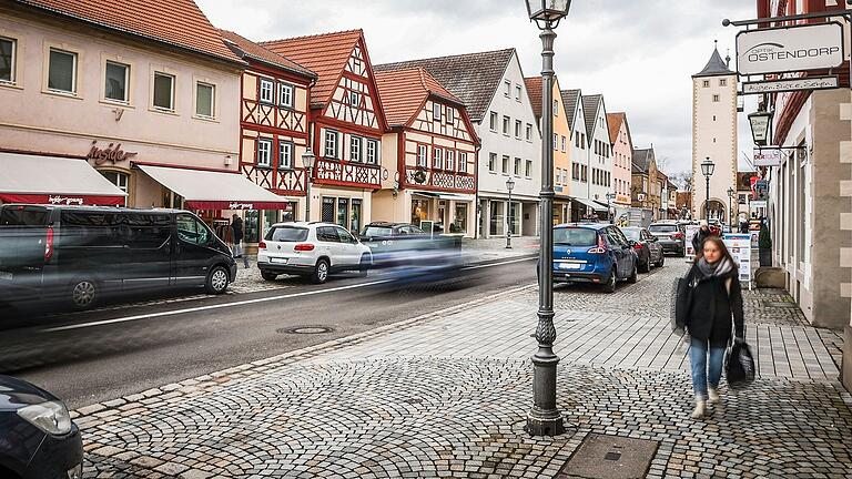 Unbeschwert lässt es sich in der Haßfurter Hauptstraße bei der hohen Verkehrsbelastung nicht flanieren.&nbsp;