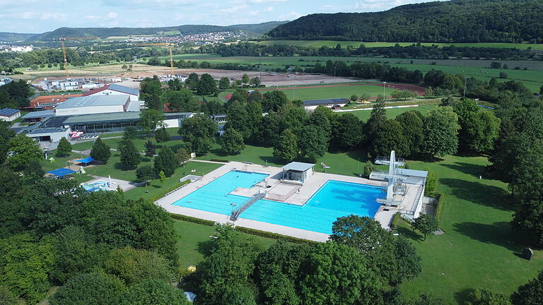 Ein Blick auf das Saaletalbad Hammelburg von oben.       -  Ein Blick auf das Saaletalbad Hammelburg von oben.