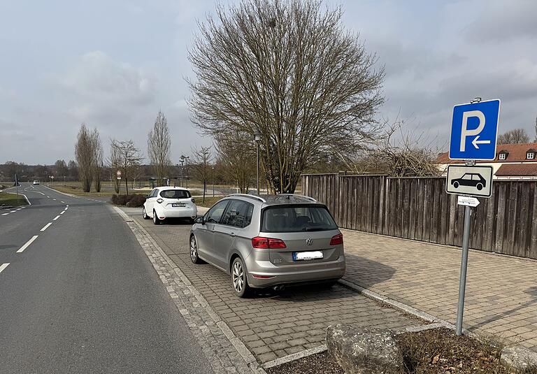 Auf diesem Parkstreifen an der Straße Zur Abtei in Münsterschwarzach darf künftig nur noch eine halbe Stunde geparkt werden. Der Gemeinderat beschloss die Kurzzeitparkzone. Auf diesem Parkstreifen an der Straße Zur Abtei in Münsterschwarzach darf künftig nur noch eine halbe Stunde geparkt werden. Der Gemeinderat beschloss die Kurzzeitparkzone.