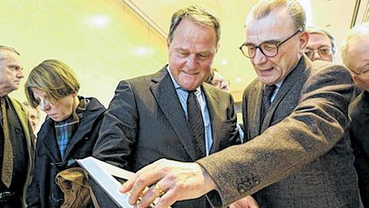 Gewichtiges Werk: Bayerns Kulturminister Wolfgang Heubisch (Mitte) und Professor Karlheinz Müller bei der Buchvorstellung in „Shalom Europa“. Gewichtiges Werk: Bayerns Kulturminister Wolfgang Heubisch (Mitte) und Professor Karlheinz Müller bei der Buchvorstellung in „Shalom Europa“.