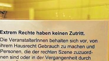 DGB gegen Rechtsextreme: Vom Hausrecht Gebrauch machen &ndash; so erklärt Silke Ortwein vom DGB die am Eingang aufgehängte Hausordnung.