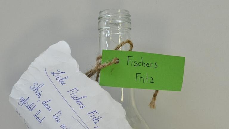 Fischers Fritz       -  Ihr lieben Leut!  Ich habe ja schon so manches mit meinem Fischernetz aus dem Main gezogen: Sensationen, Kuriositäten, Dinge zum Kopfschütteln.  Aber jüngst ging mir ein besonderer Fang ins Netz: eine Flaschenpost. An der hing ein Bendel mit meinen Namen dran und darin war ein Briefchen an mich! Die neue ILE-Mangerin hatte mir geschrieben und sich gedacht, dass sie mich per Flaschenpost am besten erreichen würde &ndash; Volltreffer!  Worum ging's? Vergangene Woche habe ich die Kommunale Allianz Raum Marktheidenfeld hochgenommen, deren erstes Projekt ein gemeinsames Ferienprogramm ist. . . Deshalb hat mir die ILEalistin jetzt geschrieben, dass sie es toll findet, dass es endlich ein richtig großes Ferienprogramm für die Kinder und Jugendlichen gebe. &bdquo;Und natürlich werden in unserer Kommunalen Allianz künftig noch größere Projekte und komplexere Themen behandelt und umgesetzt.&ldquo; Dann hat sie mich eingeladen, mit meinem Boot vorbeizurudern und mich über die Allianz-Projekte zu informieren. Versprochen: Ich setze bald über. Probleme mit dem Übersetzen hat dagegen unser Dreigestirn an der Landkreis-Spitze: Zum ersten Mal, seit ich denken kann, kam am Freitag kein Landrat zur Laurenzi-Bierprobe der Hädefelder Martinsbräu: Thomas Schiebel (FW), sonst ein begnadeter Bierkabarettist, -philosoph und -werbeträger, fuhr ungerührt in den Urlaub. Sein Stellvertreter Harald Schneider (SPD) hatte einen Termin in München und die Stellvertreterin des Stellvertreters, Sabine Sitter (CSU), war krank. Ein kollektives Politikversagen! Und das, nachdem Schiebel UND Schneider bei der Lohrer Bierprobe vor der Festwoche waren.  Was die stocksauere Brauerei-Chefin Maria Martin dazu gesagt hat? &ndash; Lest Ihr demnächst hier. Ich glaube, der Landrat braucht jetzt Personenschutz. Ebenfalls schutzbedürftig ist unser Klima. Deshalb bringt die Stadt Hädefeld ein Taschenbuch heraus, dessen Titel sich auch (fast) noch reimt: &bdquo;Klima schützen, Gutschein nutzen, mit vielen Tipps und Informationen zu Energieeinsparung und Klimaschutz.&ldquo;  Ihr wisst ja, die Stadt will die Welt retten und deshalb wollte unsere Bürgermeisterin auch einen Klimaschutzmanager einstellen. Davor hat der Stadtrat dann aber die Stadtkasse schützen wollen und das abgelehnt. Aber dafür hat eine ehrenamtliche Projektgruppe ein Klimaschutzkonzept erstellt. 17 engagierte Bürger haben sich zusammengetan, um die Stadt etwas grüner zu machen.  Ich persönlich fühle mich schon grüner mit dem bunten Büchlein in der Hand. Vor allem mit den vielen klimafreundlichen Gutscheinen darin: So kann jetzt grüner putzen mit einem kostenlosen Fensterpflege-Set, freier atmen in seinem öko-fairen Fischerhemd und als Belohnung auch noch fünf Kilo Streuobstäpfel verputzen  Euer Fischers Fritz