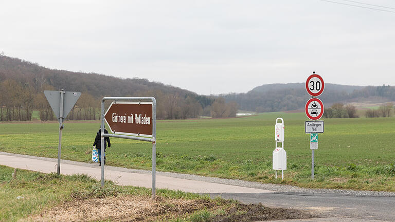 Rund 400 Meter von der Staatstraße 2298 entfernt liegt der Unfallort im Gehägsweg, wo bei einem Verkehrsunfall am 6. Januar eine Frau ums Leben kam. Unsere Bilder enstanden am Montag (08.01.18).