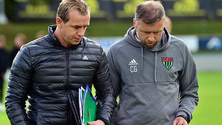 Aufarbeitung des ersten gemeinsamen Sieges mit dem FC 05 Schweinfurt: Trainer Christian Gmünder (rechts) mit seinem neuen Co Marc Reitmaier.