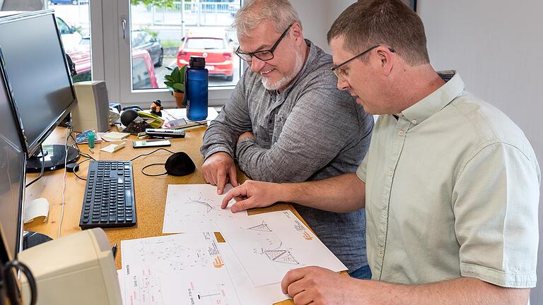 Thomas Gregor (vorne) und Thomas Markert besprechen im Konstruktionsbüro die Entwicklung der Kletteranlage 'TumultX'. Das neue Spielgerät soll motorische Fähigkeiten, Selbstwahrnehmung und Interaktion fördern.