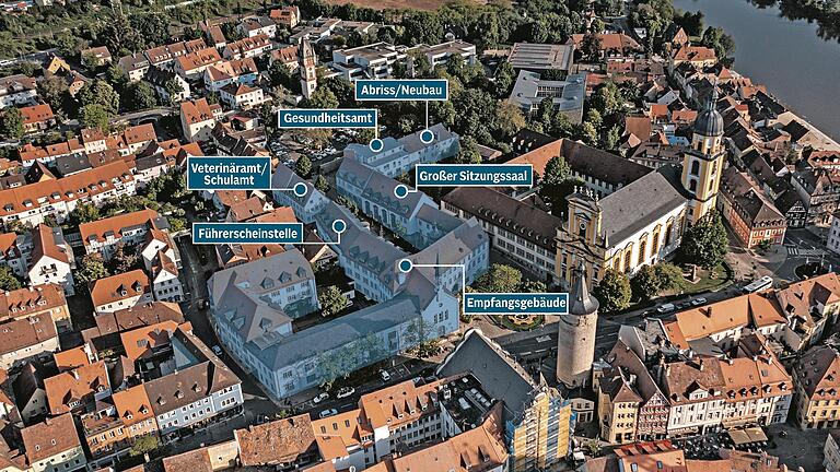 Blick von oben auf die verschiedenen Gebäude des Kitzinger Landratsamtes (blau eingefärbt). Das Haus hinten rechts neben dem Gesundheitsamt wird nun abgerissen und macht einem Neubau Platz. Blick von oben auf die verschiedenen Gebäude des Kitzinger Landratsamtes (blau eingefärbt). Das Haus hinten rechts neben dem Gesundheitsamt wird nun abgerissen und macht einem Neubau Platz.