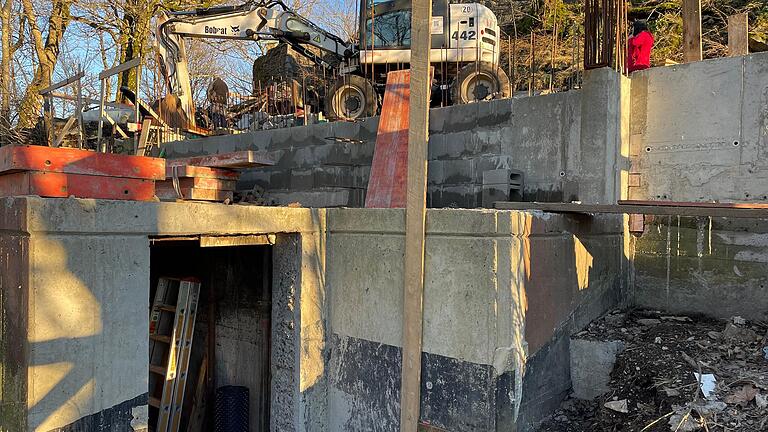 Teile des Kellers der neuen Milseburghütte in der Rhön sind schon fertiggestellt. Doch die Arbeit unterhalb des Gipfels ist zeitaufwendig.