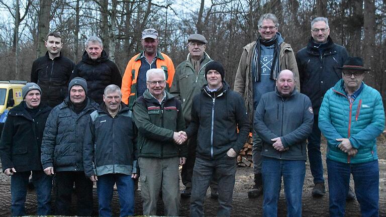 Nach knapp 40 Jahren geht Förster Manfred Rüb in den Ruhestand und wird von den Vorständen der 16 Hubvorständen der Gemeinde Schönstheim mit Bürgermeister Thomas Gundermann gebührend verabschiedet.