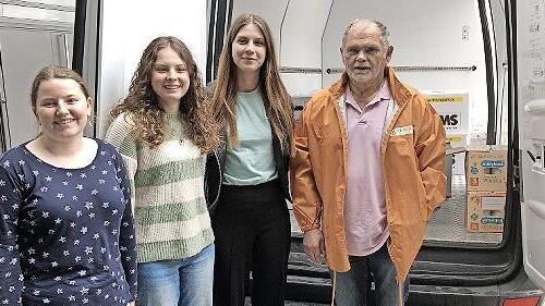 Die Schülerinnen (von links) Laura Wasser, Mona Metz und Lara Heuring sowie Herr Memmel von der Tafel mit dem gepackten Kleintransporter.       -  Die Schülerinnen (von links) Laura Wasser, Mona Metz und Lara Heuring sowie Herr Memmel von der Tafel mit dem gepackten Kleintransporter.