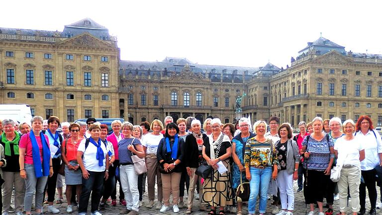 Das Bild zeigt die Frauen aus den neun Ortschaften vor der Residenz. Von dort zogen sie mit einem Lied auf den Lippen zum Kilianeum.