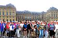 Das Bild zeigt die Frauen aus den neun Ortschaften vor der Residenz. Von dort zogen sie mit einem Lied auf den Lippen zum Kilianeum.