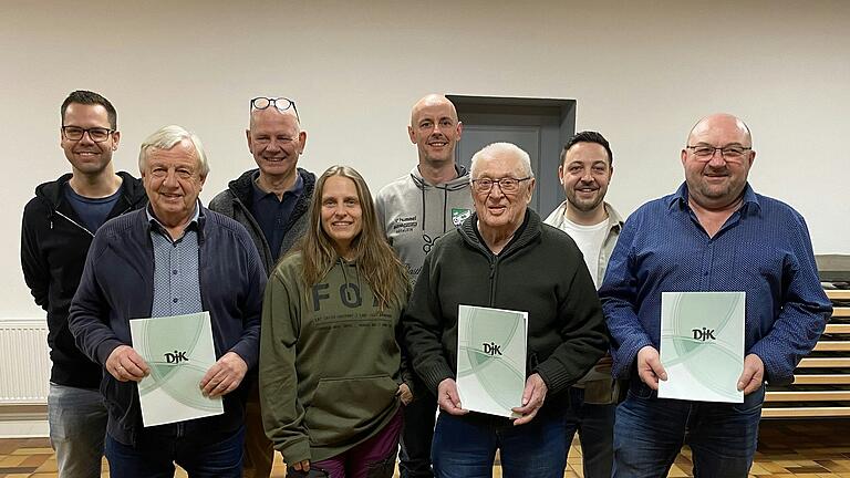 Im Bild die neue Vorstandschaft der DJK Oberschwarzach und die geehrten Vereinsjubilare, von links: Matthias Geiling (neu gewählter Vorstand), Dieter Hasselmeier (50 Jahre DJK-Mitglied), Claus Schilling, Astrid Welink (Vorstände), Tobias Schäfer (neu gewählter Vorstand), Helmut Geck (75 Jahre Mitglied), Lukas Mend (25 Jahre Mitglied und Kassenprüfer), Klaus Gessner (50 Jahre Mitglied). Im Bild die neue Vorstandschaft der DJK Oberschwarzach und die geehrten Vereinsjubilare, von links: Matthias Geiling (neu gewählter Vorstand), Dieter Hasselmeier (50 Jahre DJK-Mitglied), Claus Schilling, Astrid Welink (Vorstände), Tobias Schäfer (neu gewählter Vorstand), Helmut Geck (75 Jahre Mitglied), Lukas Mend (25 Jahre Mitglied und Kassenprüfer), Klaus Gessner (50 Jahre Mitglied).