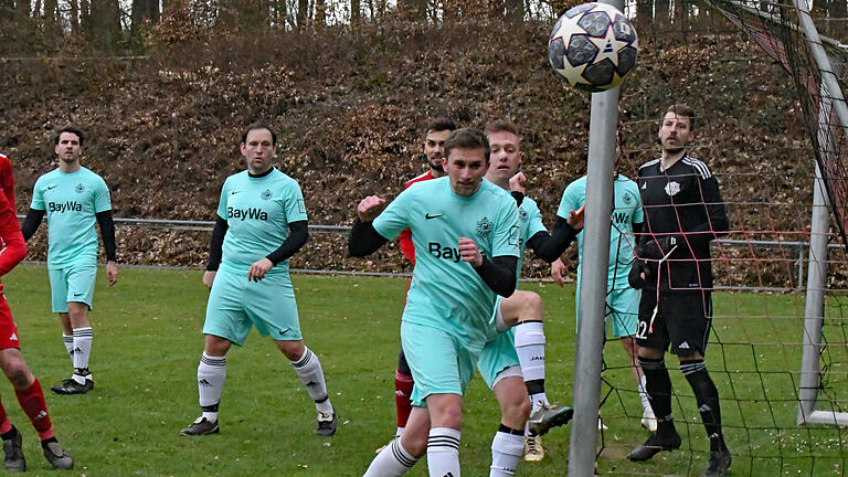 Die Rhöner Fußball-Nachlese - Wenig positive Momente gab es für die SG Oerlenbach/Ebenhausen angesichts der 0:5-Pleite auf eigenem Geläuf gegen die DJK Schondra. In dieser Szene sah SG-Keeper Simon Seidl das Leder am Kasten vorbeizischen. Die Rhöner Fußball-Nachlese - Wenig positive Momente gab es für die SG Oerlenbach/Ebenhausen angesichts der 0:5-Pleite auf eigenem Geläuf gegen die DJK Schondra. In dieser Szene sah SG-Keeper Simon Seidl das Leder am Kasten vorbeizischen.