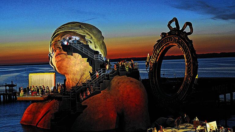 Schätze aus dem Theaterfundus       -  (lsw)   Die Aufnahme zeigt das Bühnenbild der Oper Andre Chenier von Umberto Giordano während der Fotoprobe auf der Seebühne in Bregenz in Österreich am Bodensee. Die Bregenzer Festspiele verkaufen wieder Kostüme und Requisiten aus ihren verschiedenen Produktionen: Theaterfans, Laienschauspieler und Fastnachtsnarren können am Freitag und Samstag, 26. und 27. Oktober, auf der Werkstattbühne des Festspielhauses einige Schätze erstehen.