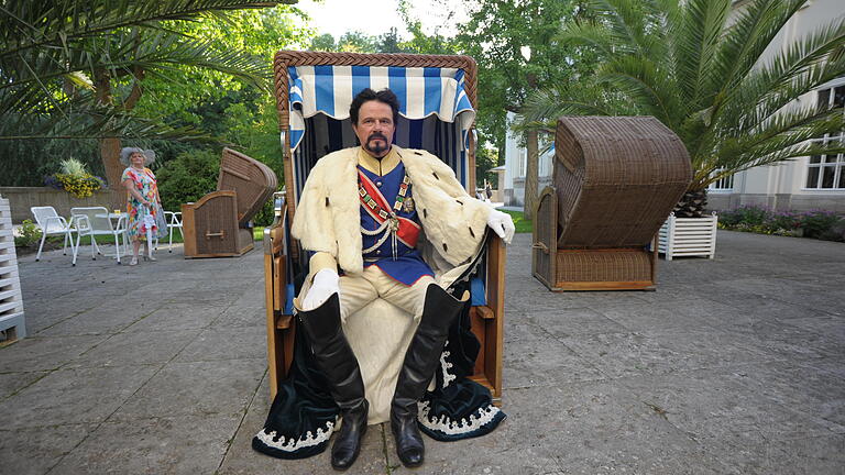 Vorstellung dere historischen Persönlichkeiten des Rakoczy-Fests im Kurgarten und Gruppenbild im Schmuckhof.