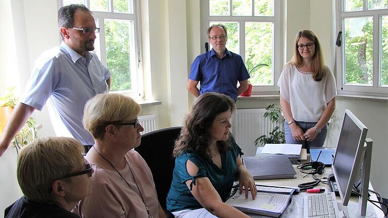 Zu Besuch im Jobcenter Haßberge. Die Staatssekretärin im Arbeitsministerium Anette Kramme (Zweite von links) besuchte zusammen mit der SPD-Bundestagsabgeordneten Sabine Dittmar (links) den Jobcenter Haßberge. Silvia Hofmann (am Bildschirm) und (stehend von rechts) Julia Barthelmann, Michael Melber sowie Geschäftsführer Werner Mahr informierten über ihre Arbeit.