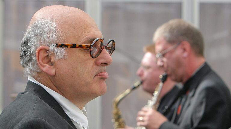 Der Komponist Michael Nyman 2006 am Flügel bei einem Konzert mit seiner Band im Dresdner Schloss.