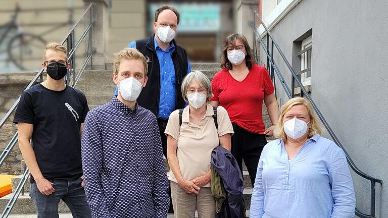 Der neue Vorstand der Grünen Stadtratsfraktion: Konstantin Mack, Vorsitzender Lukas Weidinger, Patrick Friedl, Karin Miethaner-Vent, Silke Trost und Vorsitzende Sandra Vorlová (von links). Der neue Vorstand der Grünen Stadtratsfraktion: Konstantin Mack, Vorsitzender Lukas Weidinger, Patrick Friedl, Karin Miethaner-Vent, Silke Trost und Vorsitzende Sandra Vorlová (von links).