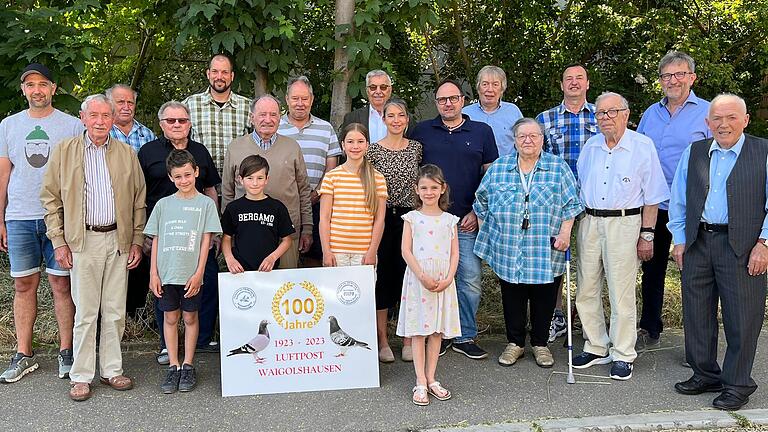 Die Brieftaubenzüchter des Vereins Luftpost Waigolshausen (von links): Johannes Brönner, Gerhard Maierhöfer, Franz Krug, Karl-Heinz Jonas, Stefan Händel-Lang, Richard Mauder, Günther Brandl, Hermann Sauer, Katharina Kaiser, Martin Kaiser, Franz Brehm, Hedwig Wecklein, Edgar Keller, Heinz Ehnis, Georg Schneider und Franz Hartmann; vorne: Leo Brönner, Anton Lang, Leonie Kaiser und Anna Brönner. Auf dem Bild fehlen Thomas Sattler, Daniel Brehm und Tanja Keller. Die Brieftaubenzüchter des Vereins Luftpost Waigolshausen (von links): Johannes Brönner, Gerhard Maierhöfer, Franz Krug, Karl-Heinz Jonas, Stefan Händel-Lang, Richard Mauder, Günther Brandl, Hermann Sauer, Katharina Kaiser, Martin Kaiser, Franz Brehm, Hedwig Wecklein, Edgar Keller, Heinz Ehnis, Georg Schneider und Franz Hartmann; vorne: Leo Brönner, Anton Lang, Leonie Kaiser und Anna Brönner. Auf dem Bild fehlen Thomas Sattler, Daniel Brehm und Tanja Keller.