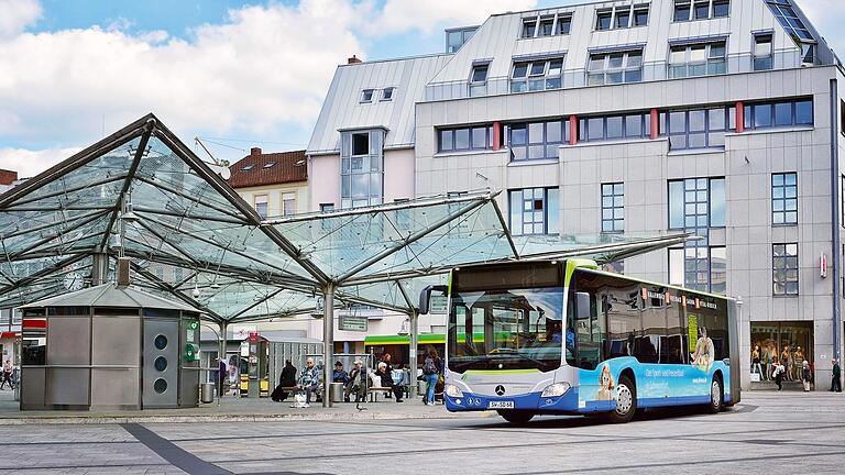 Zwei Elektrobusse sind in Schweinfurt schon unterwegs. Vier weitere werden in diesem Jahr dazukommen. Bis Mitte 2025 sollen insgesamt 23 E-Busse im Stadtverkehr unterwegs sein. Zwei Elektrobusse sind in Schweinfurt schon unterwegs. Vier weitere werden in diesem Jahr dazukommen. Bis Mitte 2025 sollen insgesamt 23 E-Busse im Stadtverkehr unterwegs sein. 