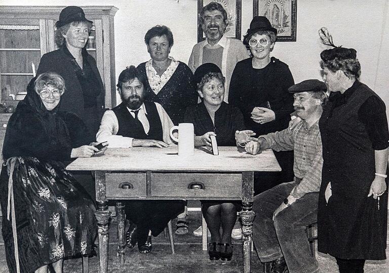 Mundart-Theater gehört seit 1984 zum 'Liederkranz'-Vereinsleben. Das Bild entstand im Jahr 1986, als das Stück 'Draag is g'sund' aufgeführt wurde.