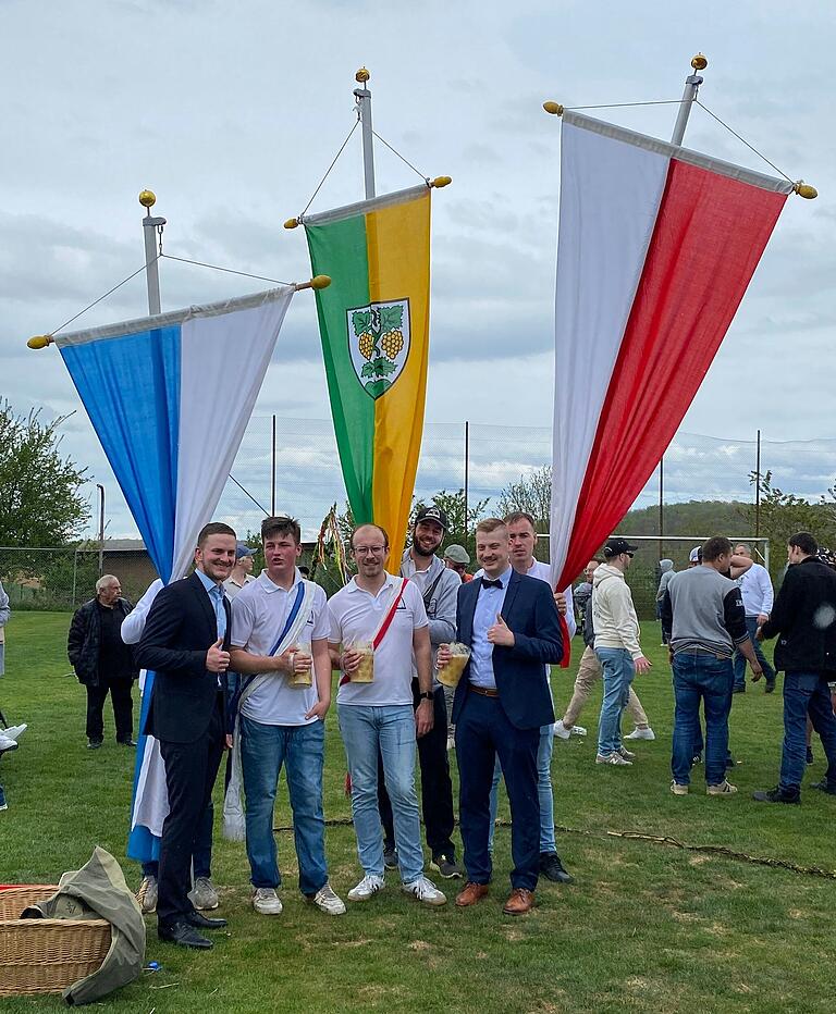 Johannes Wehr hat als Sammler den Eierlauf 2025 vor Georg Bauer gewonnen. v.l. Zweiter Eierlauf-Bürgermeister Adrian Stenke, Läufer Georg Bauer, Sammler Johannes Wehr, Eierlauf Bürgermeister Luca Philipp nach dem Wettkampf bei der traditionellen Eierlauf-Maß. die Farben des Läufers blau-weiß und die des Sammlers rot-weiß werden zusammen mit der Remlinger-Fahne auch beim Festzug mitgetragen.
