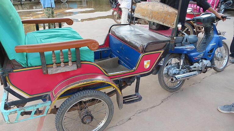 Ewald Vogel hat in Phnom Penh (Kambodscha) eine Moped-Rikscha mit dem Haßfurter Stadtwappen darauf entdeckt.