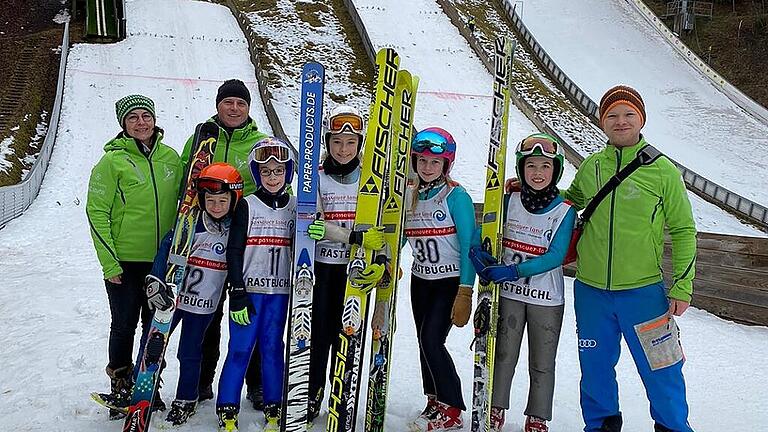 Gruppenfoto der Rhöner Skispringer beim Saisonabschluss in Rastbüchl. Hinten von links: Silvia Kansog und Niko Chlebowy (Betreuer). Vorne von links: Valentin Koba, Maximilian Ehrenreich, Marlene Günther, Anna Chlebowy, Janis Kansog und Trainer Maximilian Lange.