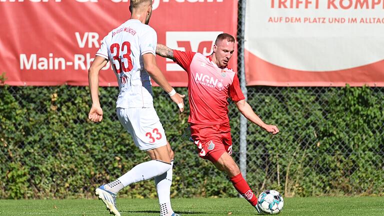 Max Schebak (am Ball) stand gegen Türkgügü München (links Michael Zant) erstmals in der Startelf des TSV Aubstadt und erzielte mit einem Fallrückzieher das zwischenzeitliche 1:0.