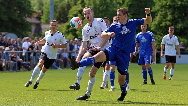 Nach einem unspektakulären Hinspiel, boten sich beide Teams im zweiten Aufeinandertreffen einen turbulenten Fight. Hier kämpft Stefan Guthardt (links) von der SG Stadtlauringen/Ballingshausen mit Nicolas Wirsching vom SV Stammheim um den Ball.