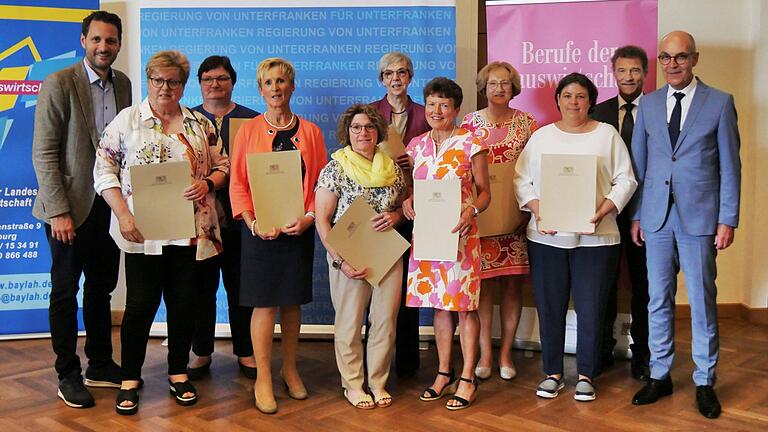 Beim Hauswirtschaftsabschluss in Arnstein wurden langjährige Prüferinnen geehrt. Von links: Landtagsabgeordneter Björn Jungbauer, Regina Seufert aus Stadtlauringen, Maria Kuhn aus Grabfeld, Gertrud Aschenbrenner aus Arnstein, Carmen Müller aus Oberleichtersbach, Gertrud Reichel aus Reichenberg, Martina Wild aus Unterpleichfeld, Sabine Werner aus Veitshöchheim, Cordula Schmitt aus Retzstadt, Sachgebietsleiter Peter Schwappach und der Regierungsvizepräsident Jochen Lange.