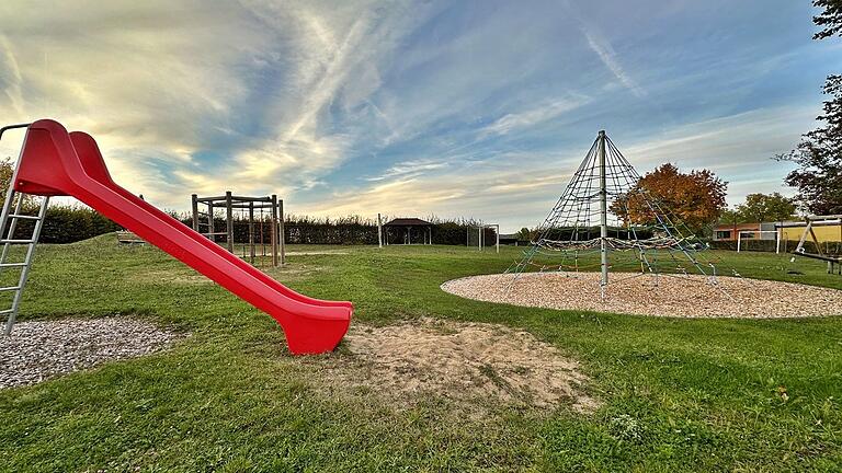 Mit viele Eigeninitiative der Eltern und Untereßfelder wurden am Spielplatz neue Geräte aufgestellt. Dafür dankte sowohl Bürgermeister Thomas Helbling als auch Stadtrat Gerhard Weitz.