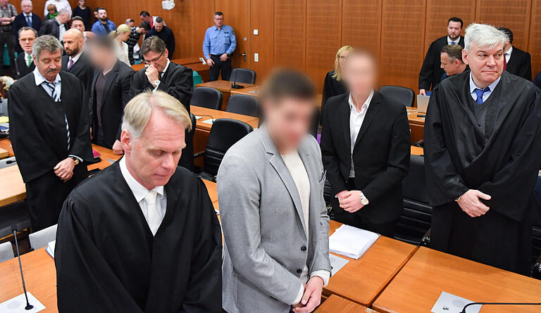 Urteilsverkündung im März 2017: Stephan S. (4.v.l.) und Jonas K. (2.v.r.), die Gründer des Frankfurter Immobilienunternehmens S&K wurden wegen Untreue zu je achteinhalb Jahren Haftstrafe verurteilt. K. legte Revision ein. Urteilsverkündung im März 2017: Stephan S. (4.v.l.) und Jonas K. (2.v.r.), die Gründer des Frankfurter Immobilienunternehmens S&K wurden wegen Untreue zu je achteinhalb Jahren Haftstrafe verurteilt. K. legte Revision ein.