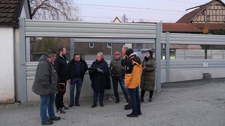 Bürgermeisterin Lioba Zieres (Mitte) und ihr Marktgemeinderat erteilten bei einem Ortstermin am Bahnhaltepunkt dem neuen Parkplatz mit Park-and-Ride-Anlage grünes Licht.