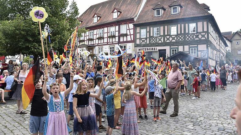 Mit lustigen Reimversen ließen die Kinder der Grundschule das Katzenkopfpaar hoch leben. Mit lustigen Reimversen ließen die Kinder der Grundschule das Katzenkopfpaar hoch leben.