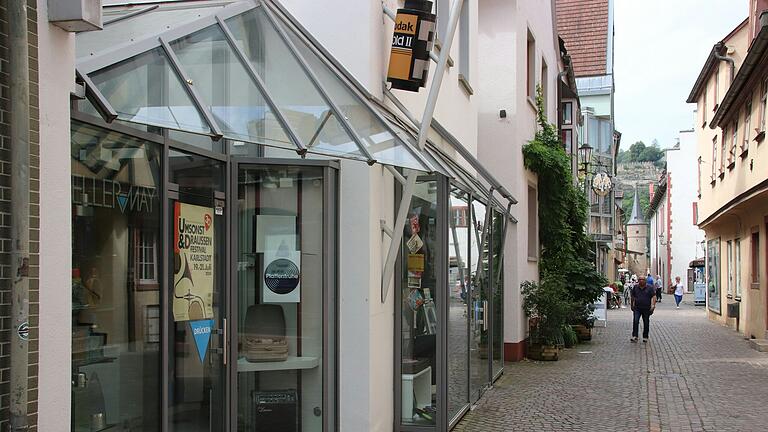 Die "Plattentruhe" ist in die ehemalige Parfümerie Keller-May eingezogen. Die "Plattentruhe" ist in die ehemalige Parfümerie Keller-May eingezogen.
