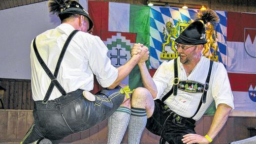 Bayerisches Brauchtum: Der &bdquo;Thalmannsfelder Trachtenverein&ldquo; übernahm mit Schuhplatteln den bayerischen Teil des Abends.
