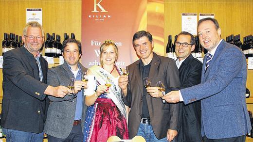 Zur offiziellen Eröffnung der neuen Saison unter dem Motto „Beckstein brennt“ fand sich viel Prominenz am Startpunkt bei der „WeinWelt“ ein; (von links) MdB Alois Gerig, WG-Geschäftsführer Michael Braun, Destillatkönigin Ronja Schmidt, Vorsitzender Dieter Braun und sein Stellvertreter Stephan Grimm sowie Bürgermeister Thomas Maertens. Zur offiziellen Eröffnung der neuen Saison unter dem Motto „Beckstein brennt“ fand sich viel Prominenz am Startpunkt bei der „WeinWelt“ ein; (von links) MdB Alois Gerig, WG-Geschäftsführer Michael Braun, Destillatkönigin Ronja Schmidt, Vorsitzender Dieter Braun und sein Stellvertreter Stephan Grimm sowie Bürgermeister Thomas Maertens.
